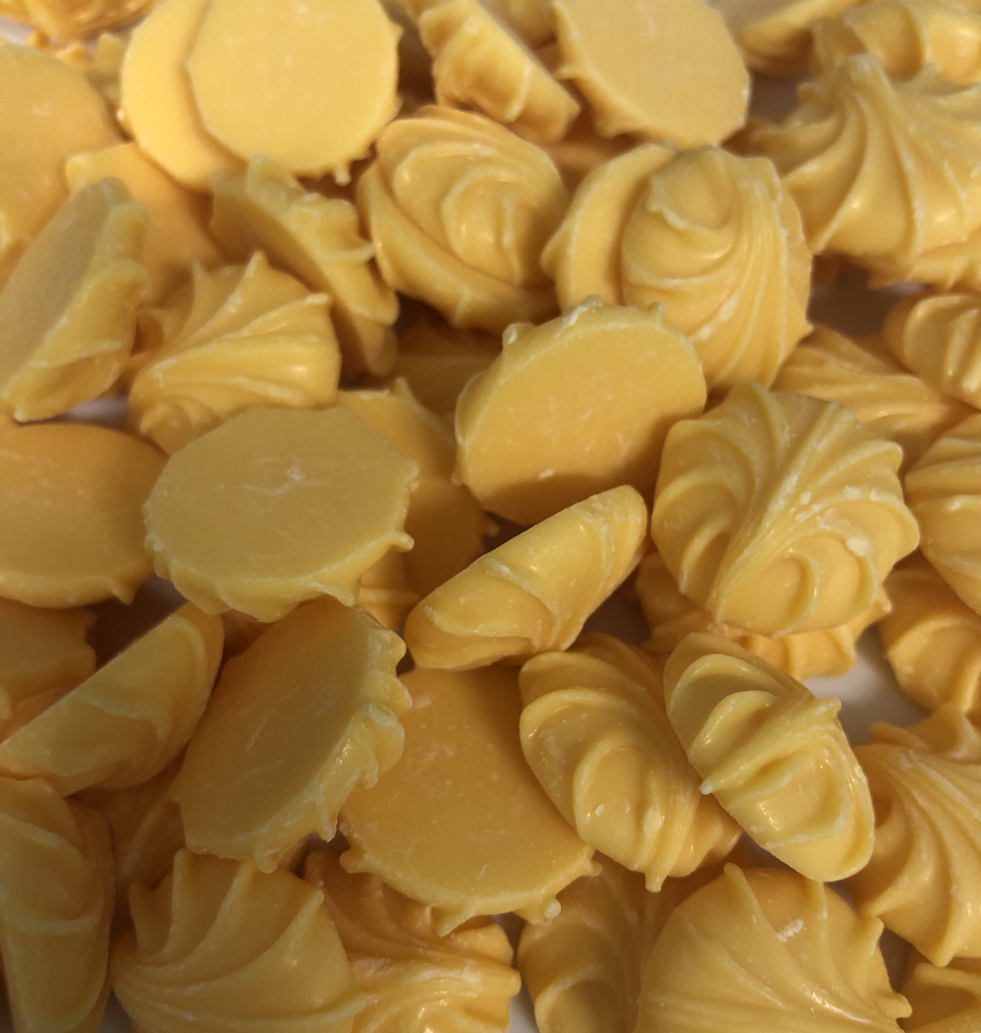 SelectSweets caramel chocolate pieces in creamy swirls and flat shapes to buy caramel chocolate online