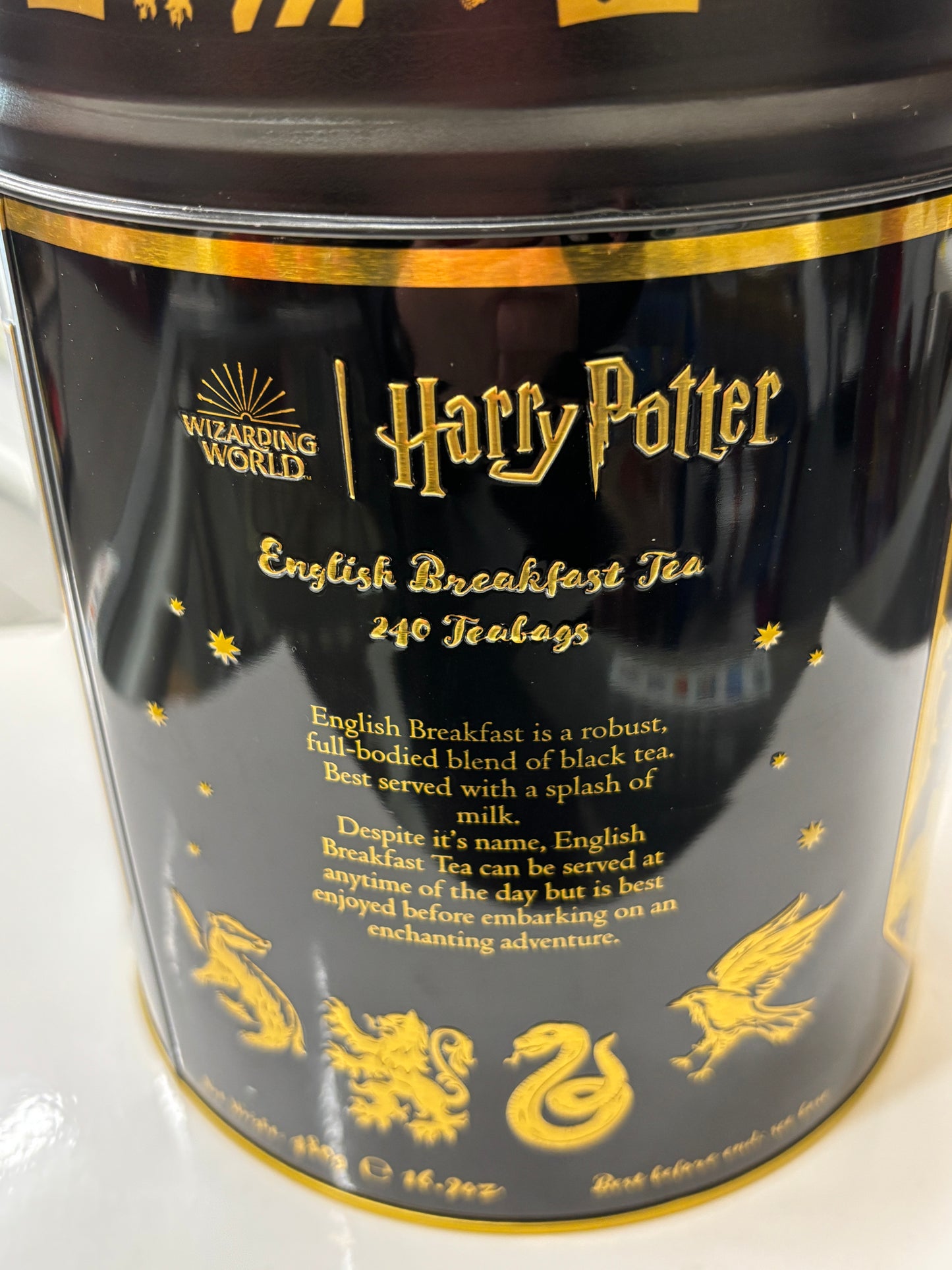 Hogwarts English tea tin featuring Harry Potter design with English Breakfast tea bags inside