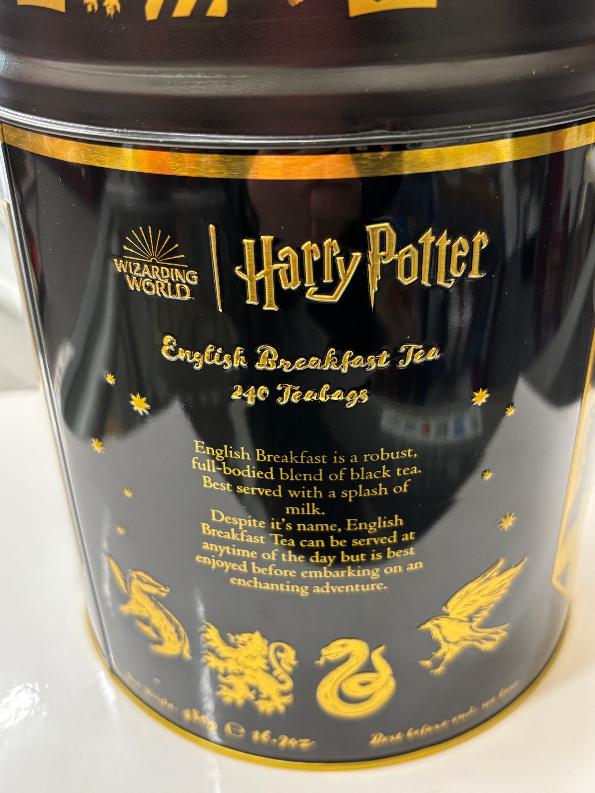 Hogwarts English tea tin featuring Harry Potter design with English Breakfast tea bags inside