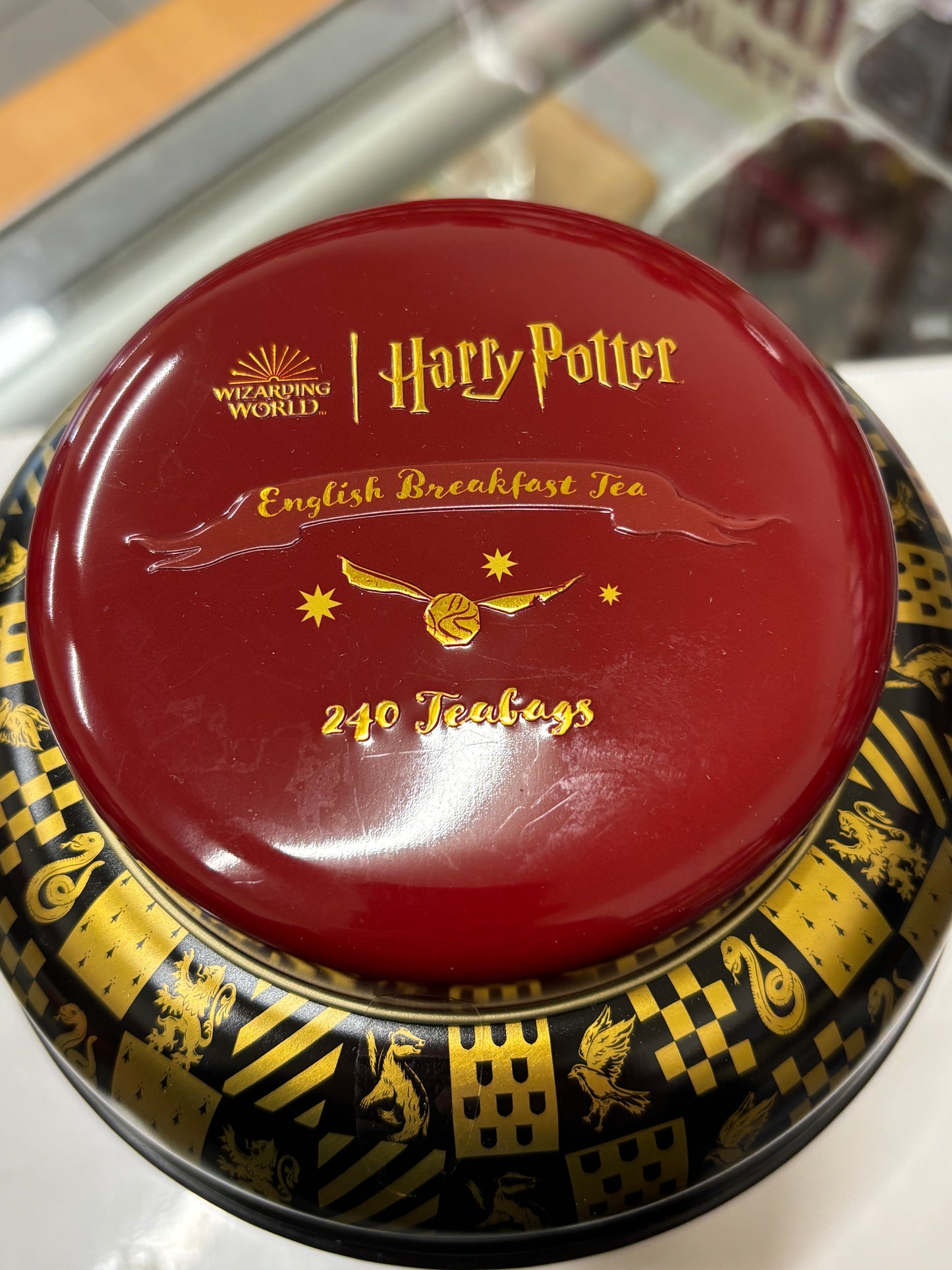 Hogwarts English tea tin featuring Harry Potter design with 240 tea bags of English Breakfast tea