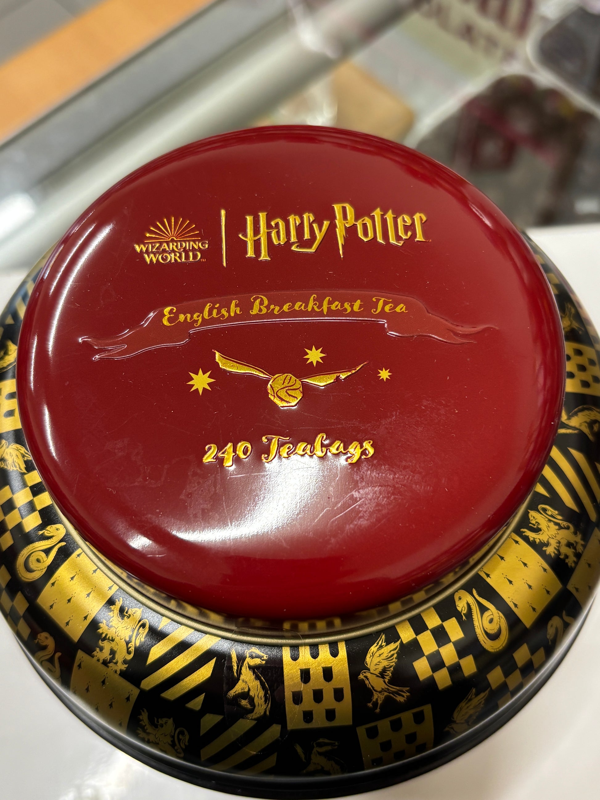 Hogwarts English tea tin featuring Harry Potter design with 240 tea bags of English Breakfast tea
